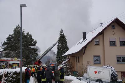 Dornhan-Aischfeld: Offener Dachstuhlbrand sorgt fuer Grosseinsatz der Feuerwehr
